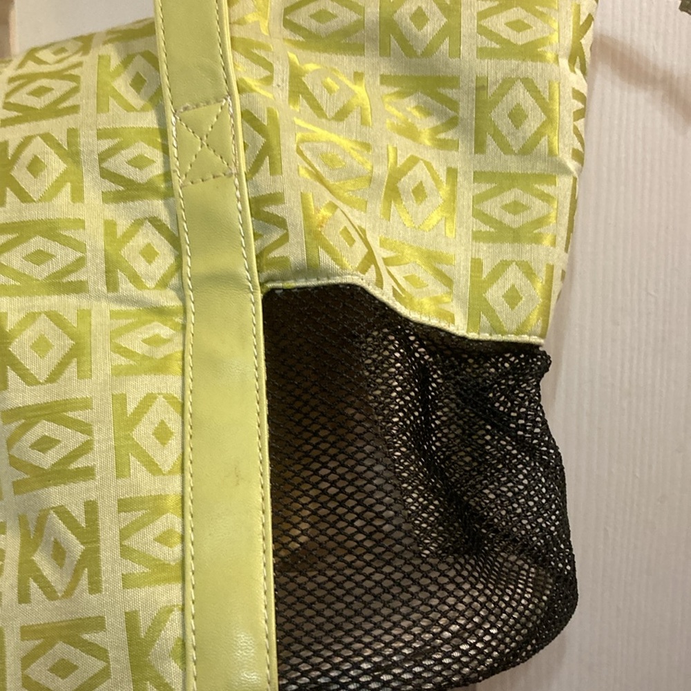 Small Pet light green carrier tote in like-new condition with front pocket - Picture 7 of 12